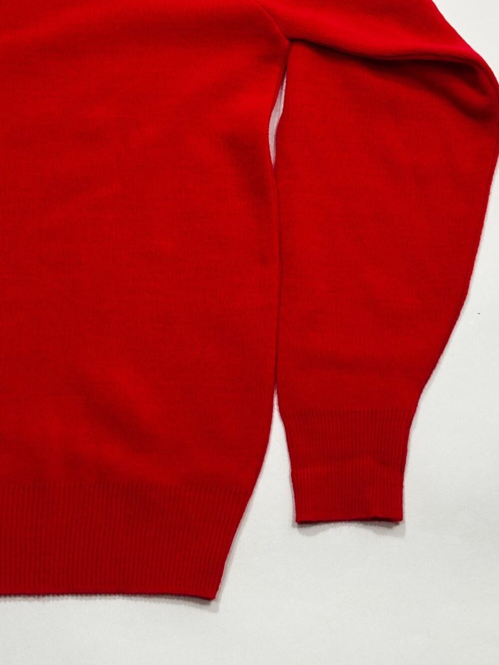 Vintage IZOD Mens Large Red V-Neck Sweater Acrylic Embroidered Crest Preppy USA - Picture 16 of 16